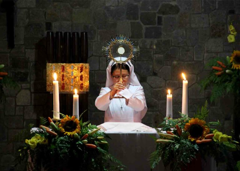 Adorasi Devosi kepada Darah Mulia Yesus Kristus
