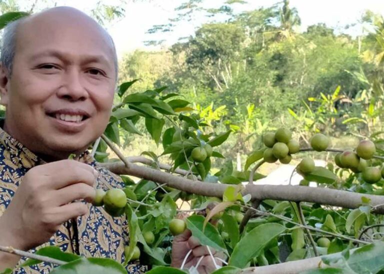 PKPK DIY Ajak Warga Grigak Menanam Pohon Gayam dan Budidaya Ikan Lele