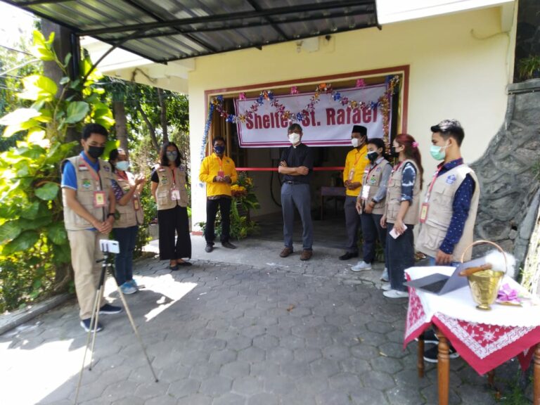 Rm. FX. Sugiyana, Pr. sebagai Vikep Semarang membuka opreasional Shelter St. Rafael