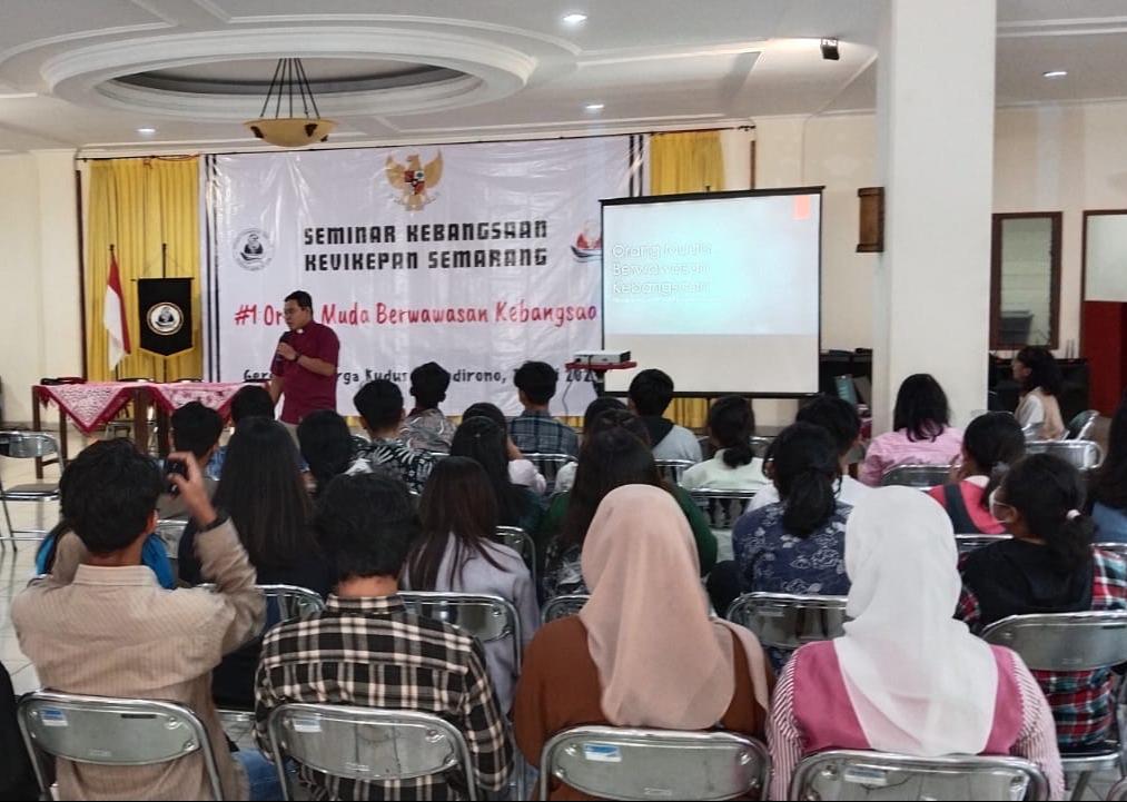 Romo Eduardus Didik Chahyono SJ saat memberikan materi dalam Seminar Kebangsaan