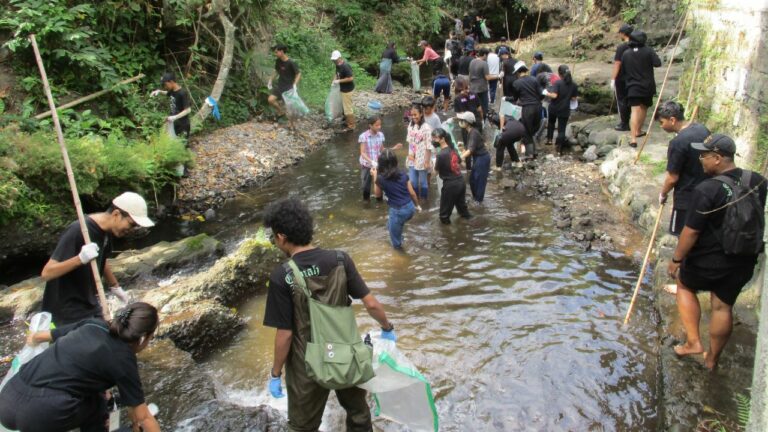 OMK Rayon Kota Kevikepan Yogyakarta Timur Membersihkan dan Menebar Benih Ikan di Sungai Pelang