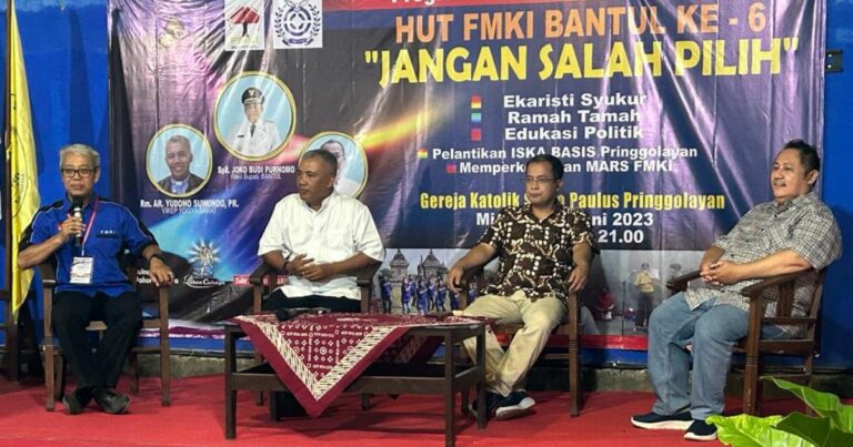 Para pembicara dalam dialog politik dari kiri ke kanan; Rajaban, Romo AR Yudono Suwondo, Romo R Sapto Nugroho dan R Sigit Widiarto. (Tiras.co/ado)