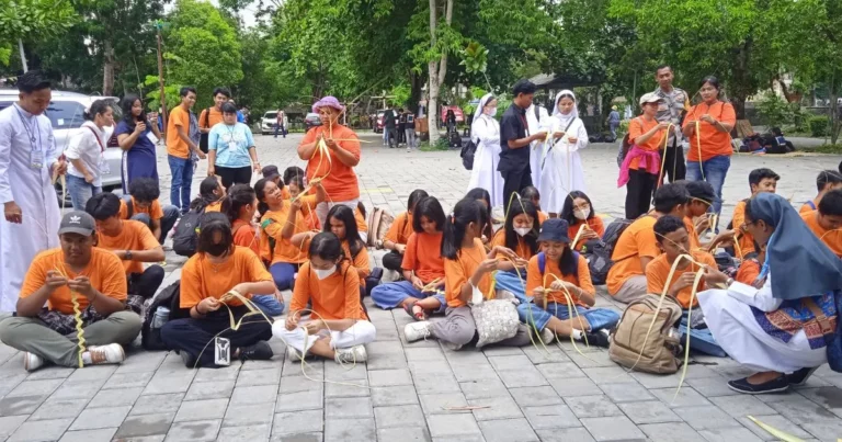 Anak, remaja dan pendamping berdinamika dolanan tradisional
