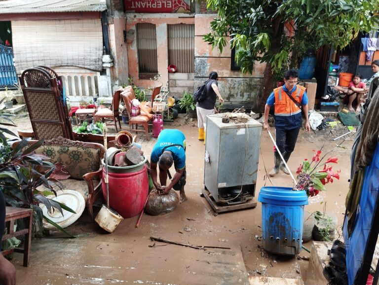 Bidang Pelayanan Masyarakat Paroki Krapyak Beri Bantuan Umat Terdampak Banjir