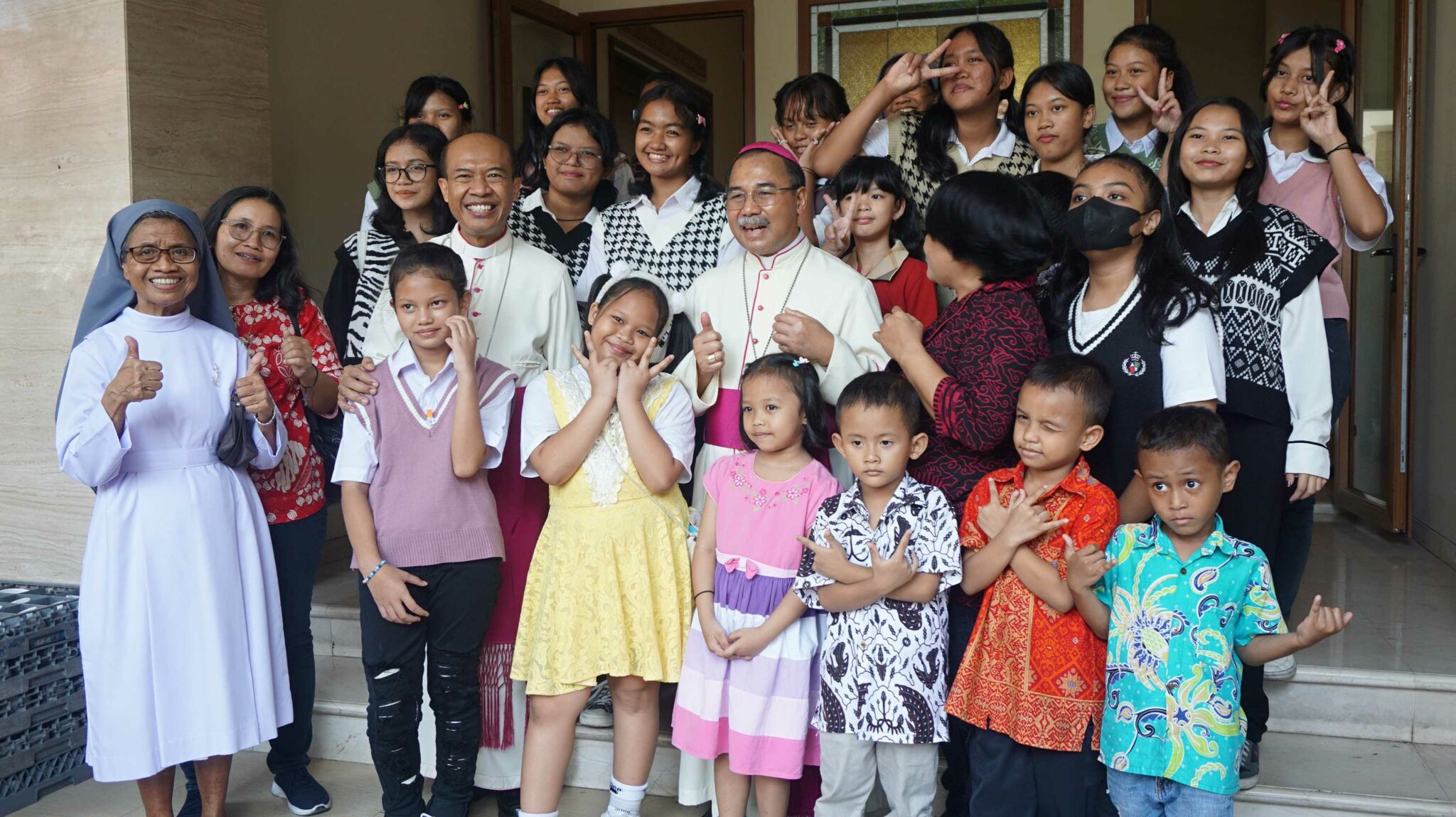 Lagu Rungkad Hebohkan Open House Paskah 2024 Di Rumah Uskup - Keuskupan 