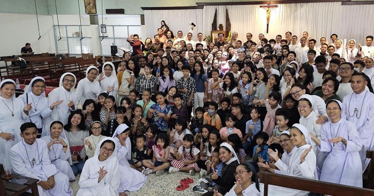 Foto Biarawan wati bersama PIA, PIR, PIOM, PIOD, dan Dewan Pastoral Paroki Jetis