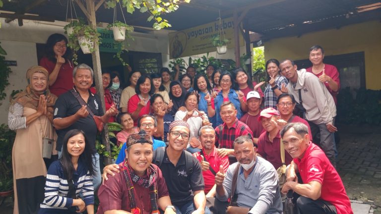 Yayasan Kebaya, Pondok Pesantren Waria Al-Fatah dan Mami Vin