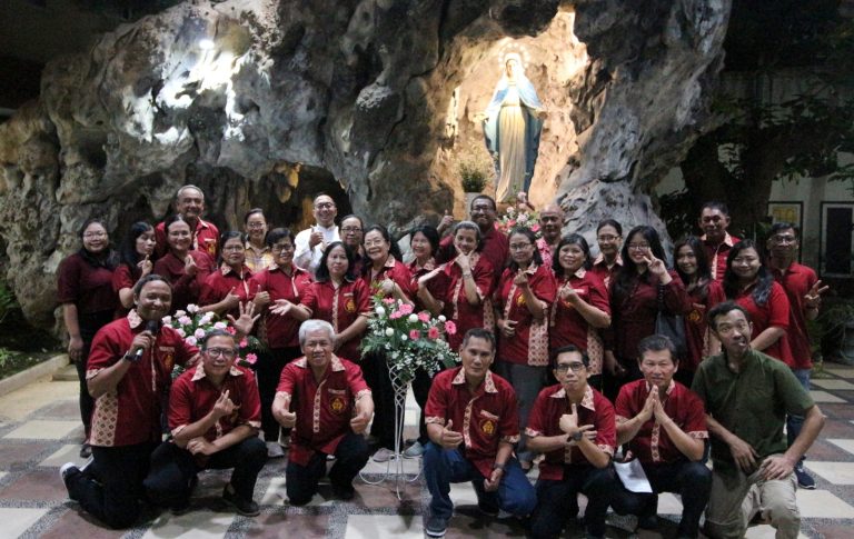 32 Katekis Paroki Atmodirono Dilantik Saat Pembukaan Bulan Maria