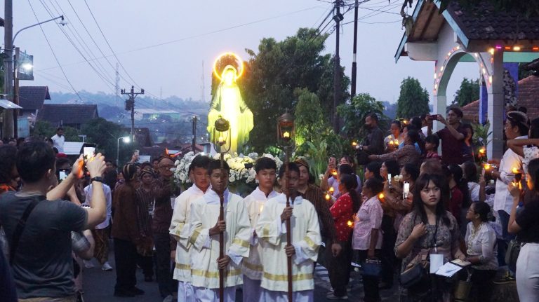Bunda Maria Diarak Sepanjang 700 Meter Menuju Gua Maria Kendalisodo