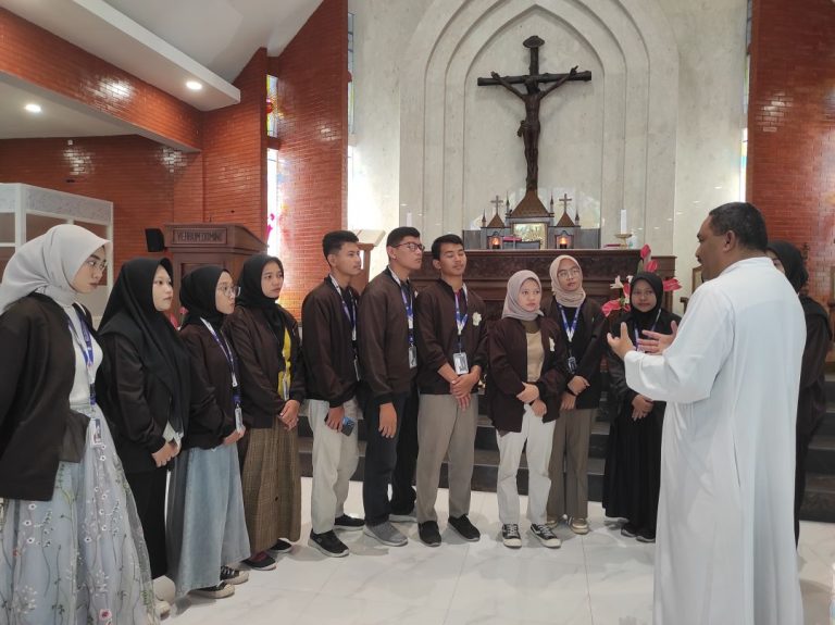 Moderasi Beragama Mahasiswa IAIN Kudus Berkunjung dan Berdialog bersama Romo