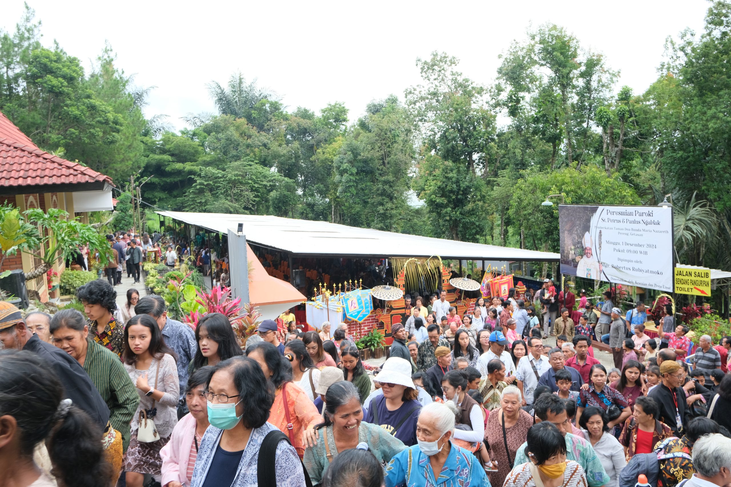 Keramaian umat Katolik saat pengukuhan Paroki Santo Petrus dan Paulus Ngablak/Panitia.