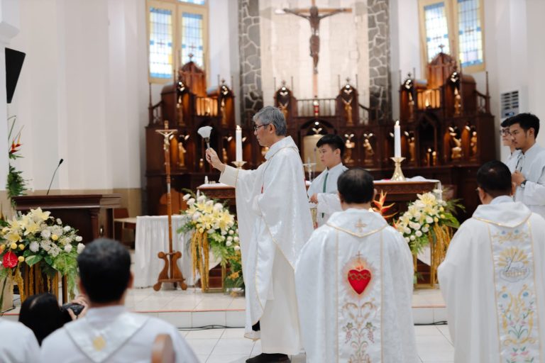 Gereja Tua Hati Yesus yang Maha Kudus Karangpanas Diberkati Vikjen KAS Usai Direnovasi