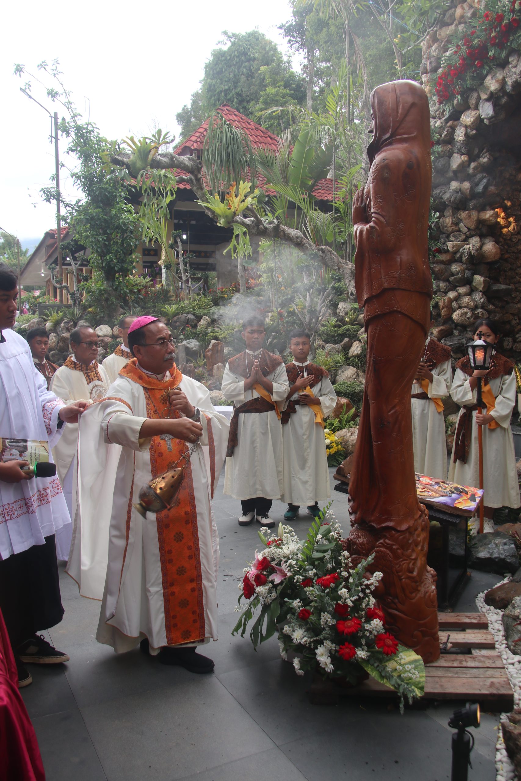 Uskup Agug Semarang Mgr. Robertus Rubiyatmoko Memberkati Patung Bunda Maria Nazareth/Komsos Paroki Ngablak/Aditya, Ina, Andriyan.