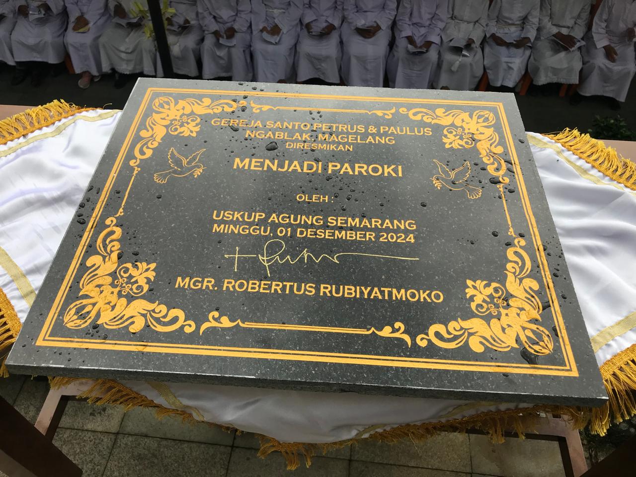 Prasasti yang ditandatangani oleh Uskup Agung Semarang Mgr. Robertus Rubiyatmoko atas perubahan Gereja Santo Petrus dan Paulus Ngablak Menjadi Paroki/Komsos Kedu/ Gabriel Dwi Harry Nugroho