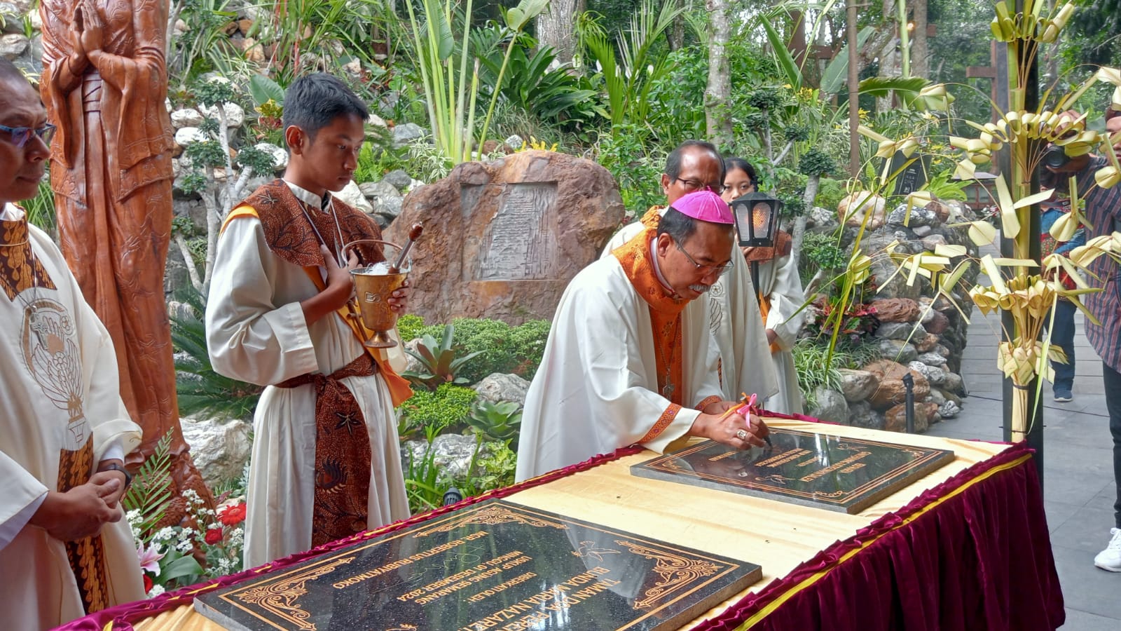 Uskup Agung Semarang Mgr. Robertus Rubiyatmoko menandatangani prasasti/Komsos Kedu/Heribertus HP.