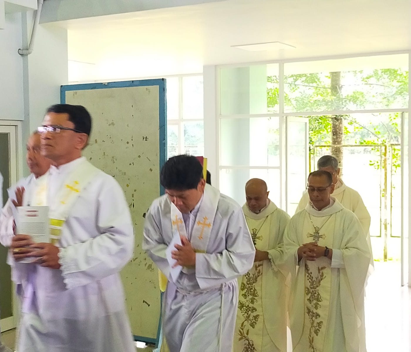 Para Romo  dan Prodiakon saat perarakan dalam Misa Natal Bersama Umat Berkebutuhan Khusus di Gor Laudato Si/Masukanulis/Kas.or.id