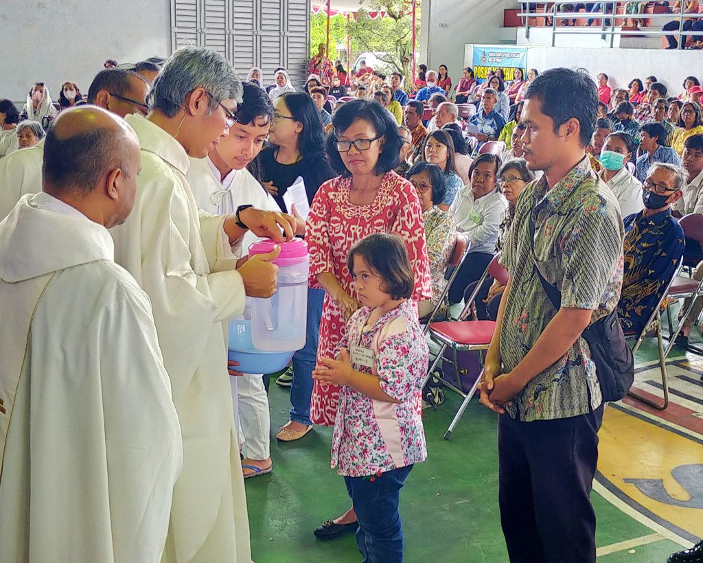 Momen penerimaan Sakramen Baptis kepada umat berkebutuhan khusus oleh Vikjen KAS Romo FX. Sugiyono, di GOR Laudato Si Seminari Mertoyudan , Magelang/Masukanulis/Kas.or.id