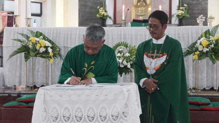Sukacita Timbang Terima dan Pelantikan Pastor Paroki Plamongan Indah
