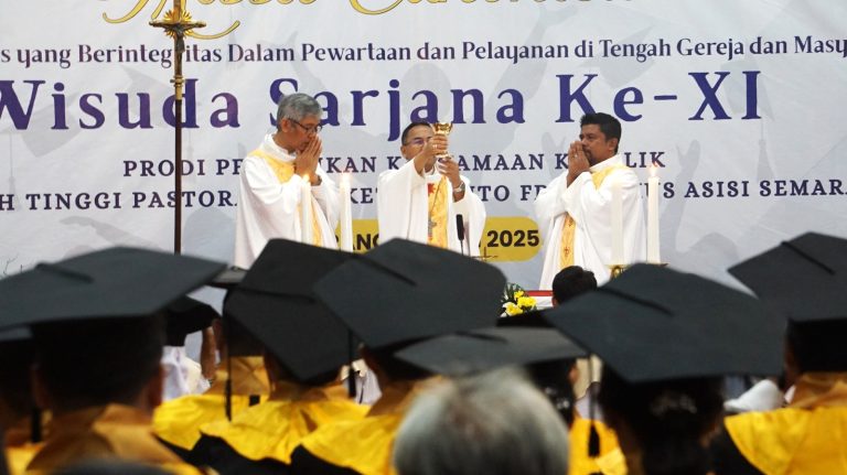 25 Katekis Baru Diutus STPKat Santo Fransiskus Asisi Wisuda Sarjana Pendidikan Agama Katolik