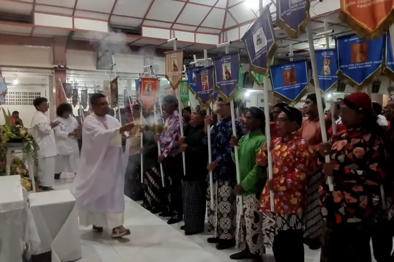 Pemberkatan panji paroki, wilayah, dan lingkungan dengan air suci oleh Romo Alip