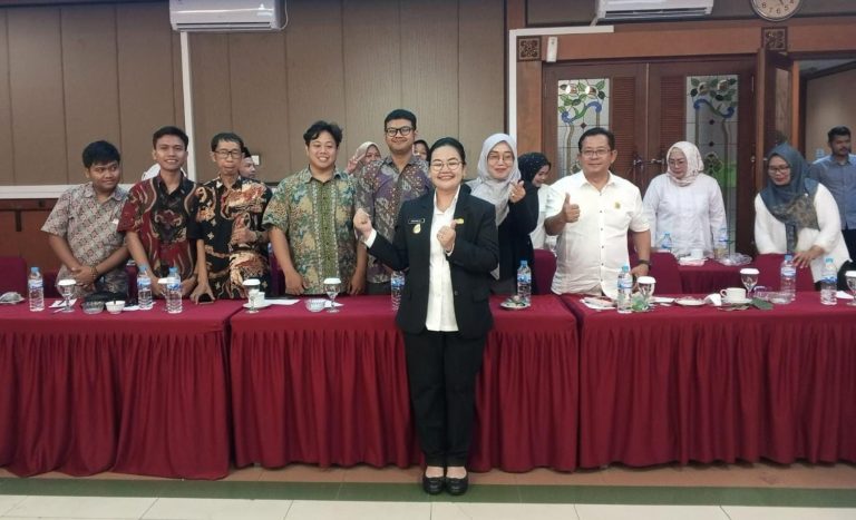 Ketua Pemuda Katolik Komcab Semarang, Dafa (tengah) bersama Wali Kota Semarang Agustina (depan) dan para tokoh yang hadir. (dok panitia)