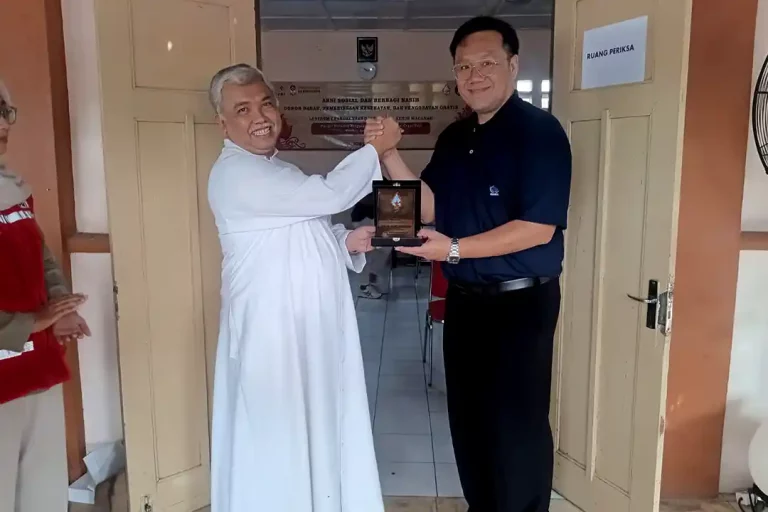 Romo Agustinus Tejo Kusumantono menyerahkan cindera mata dari Paroki Tyas Dalem Gusti Yesus Macanan kepada Direktur RS Panti Rini, dr. Henry Widyanto Handoko Saputro.