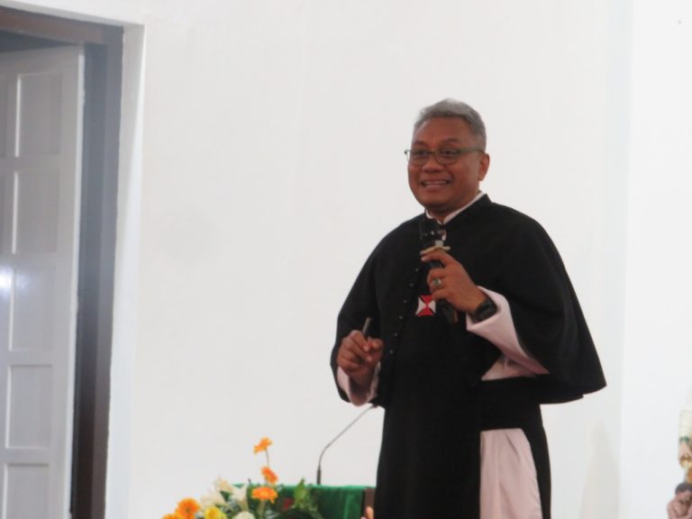 Romo Constantinus Eka Wahju Djaka, OSC saat memberikan penjelasan dalam acara rekoleksi di Paroki Santo Ignatius Magelang, Senin, 4 Agustus 2025. Harry Nug/Komsos Kedu.