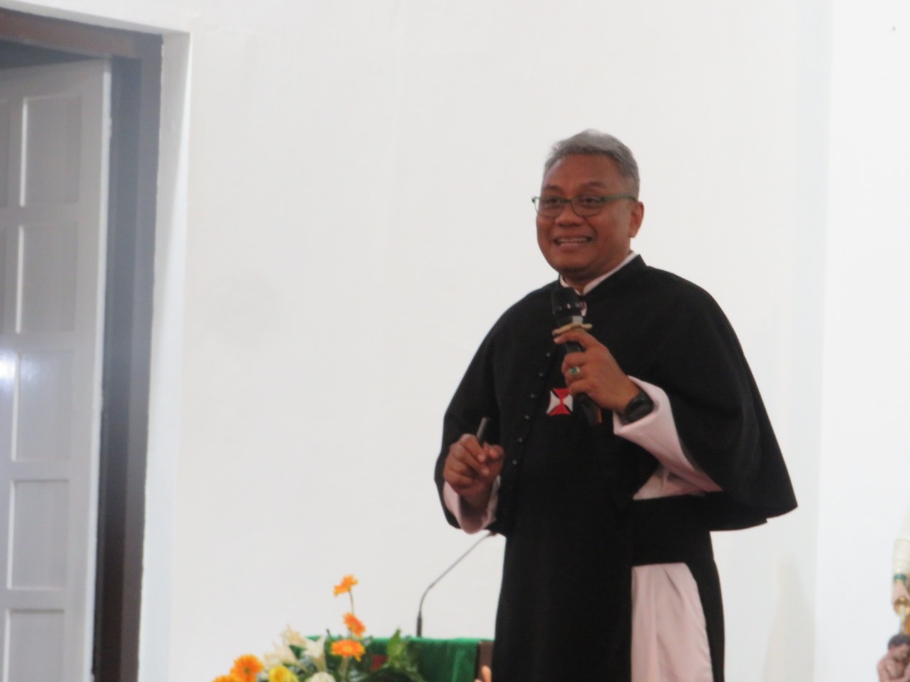 Romo Constantinus Eka Wahju Djaka, OSC saat memberikan penjelasan dalam acara rekoleksi di Paroki Santo Ignatius Magelang, Senin, 4 Agustus 2025. Harry Nug/Komsos Kedu.