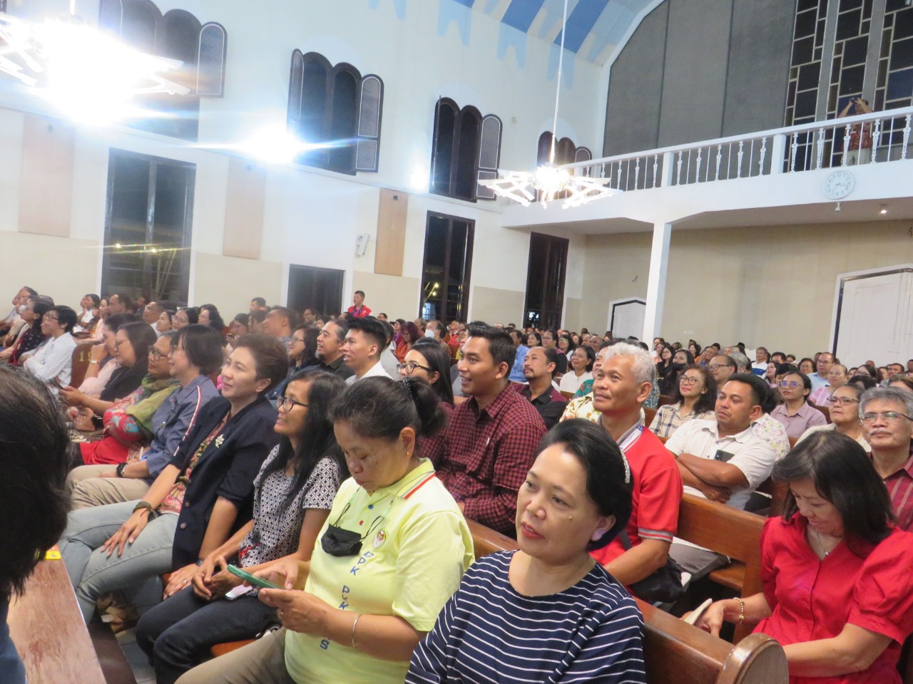 Ekspresi umat mendengarkan Romo Constantinus Eka Wahju Djaka, OSC saat memberikan penjelasan dalam acara rekoleksi di Paroki Santo Ignatius Magelang, Senin, 4 Agustus 2025. Harry Nug/Komsos Kedu.