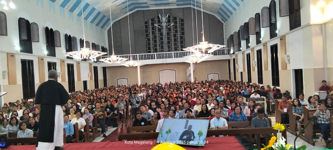 Romo Constantinus Eka Wahju Djaka, OSC saat memberikan penjelasan dalam acara rekoleksi di Paroki Santo Ignatius Magelang, Senin, 4 Agustus 2025. Harry Nug/Komsos Kedu.