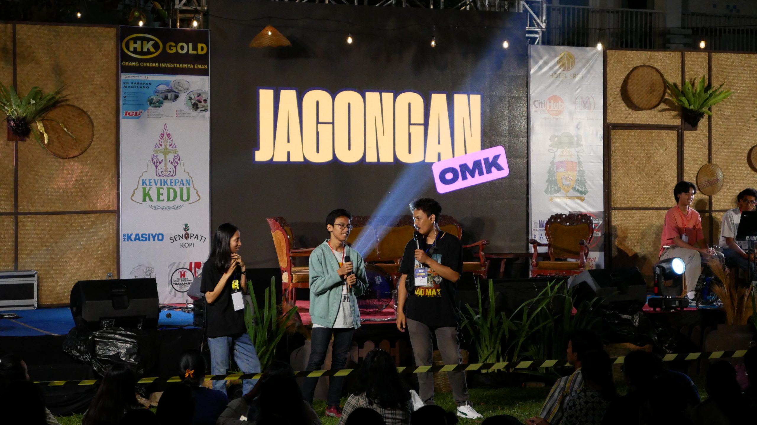 Momen penonton diajak kuis interaktif oleh panitia saat Njagong Bareng OMK di Paroki Santo Ignatius, Kamis, 4 September 2025/MSKNLS