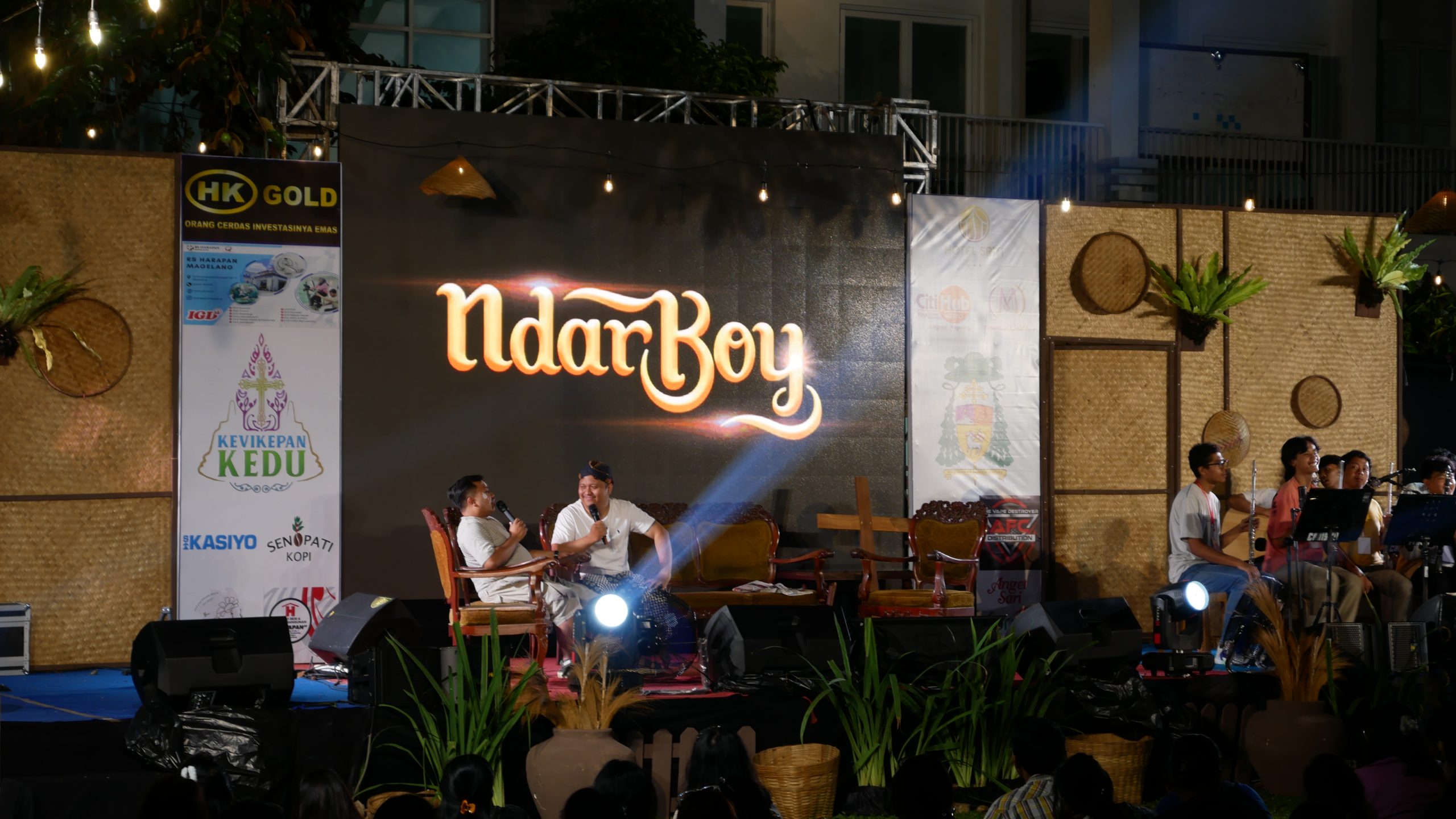 Suasana panggung dalam acara Njagong Bareng OMK di Paroki Santo Ignatius, Kamis, 4 September 2025/MSKNLS