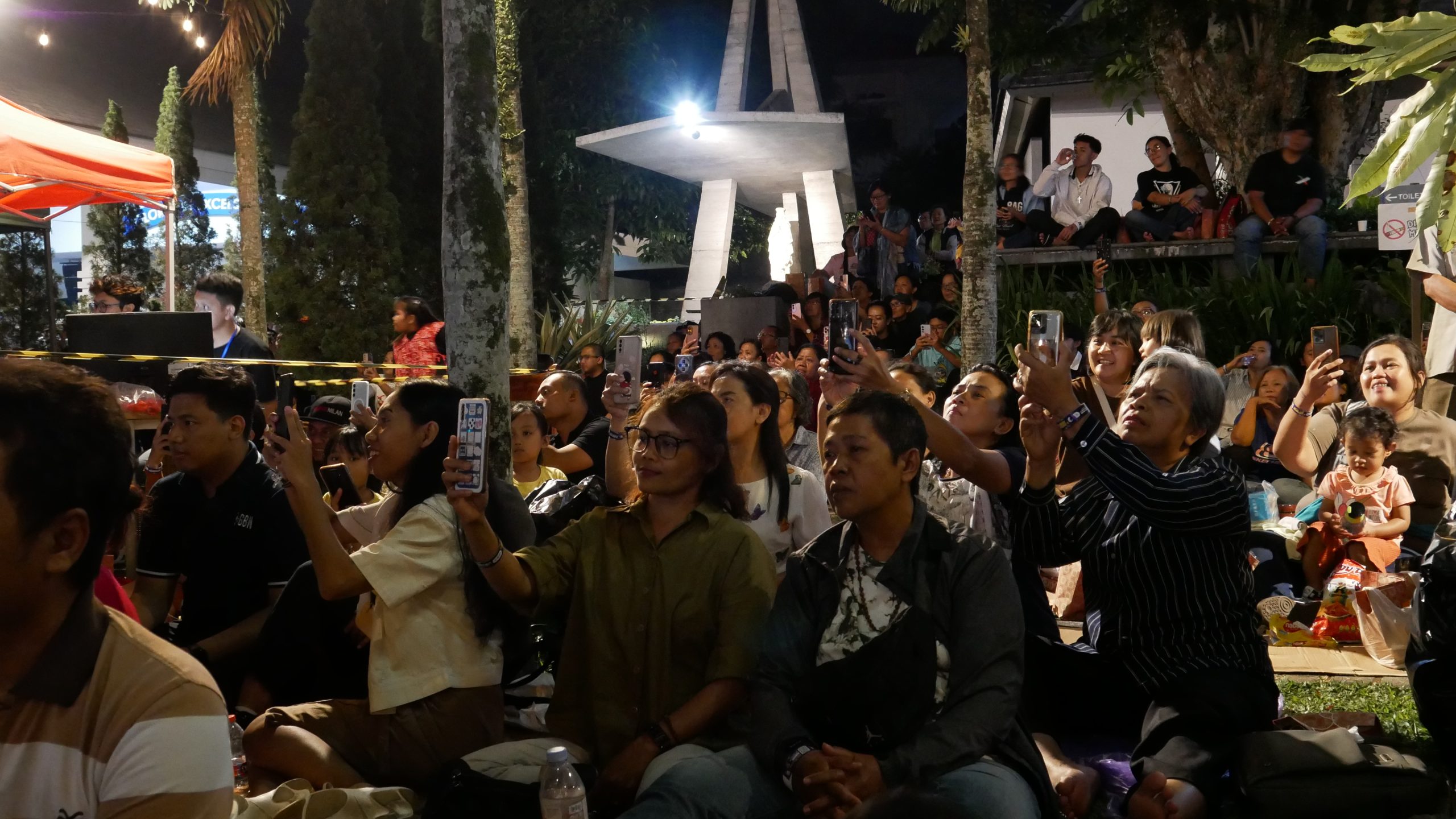 Penonton merekam momen dalam acara Njagong Bareng OMK di Paroki Santo Ignatius, Kamis, 4 September 2025/MSKNLS