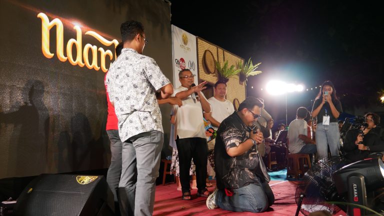 Momen Ndarboy alias Ndaru mendapat berkat oleh para Romo saat Njagong Bareng OMK di Paroki Santo Ignatius, Kamis, 4 September 2025/MSKNLS