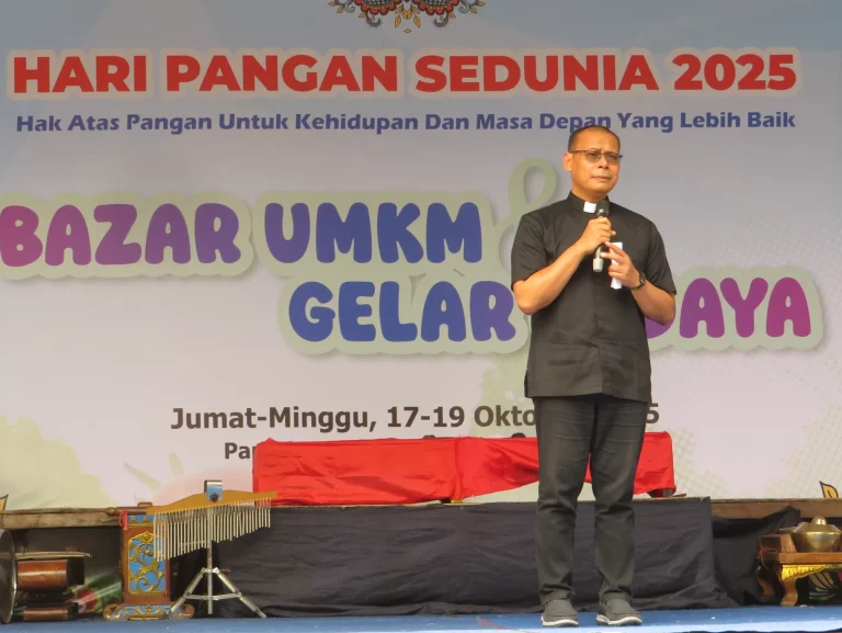 Momen Hari Pangan Sedunia di Kompleks Gereja Santo Antonius Padua Muntilan, Jumat, 17 Oktober 2025. Vikaris Episkopal atau Vikep Kedu Romo Antonius Dodit Haryono, Pr memberikan sambutan/Ida Veronica/KOMSOS KEDU