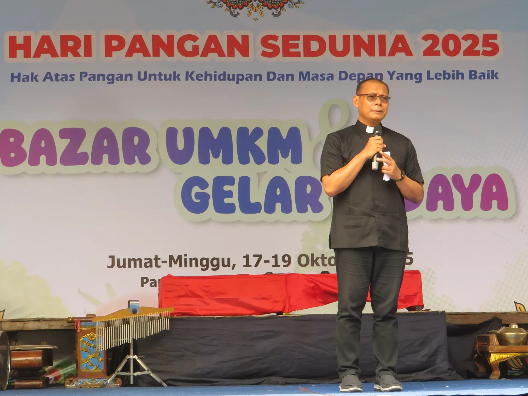 Momen Hari Pangan Sedunia di Kompleks Gereja Santo Antonius Padua Muntilan, Jumat, 17 Oktober 2025. Vikaris Episkopal atau Vikep Kedu Romo Antonius Dodit Haryono, Pr memberikan sambutan/Ida Veronica/KOMSOS KEDU