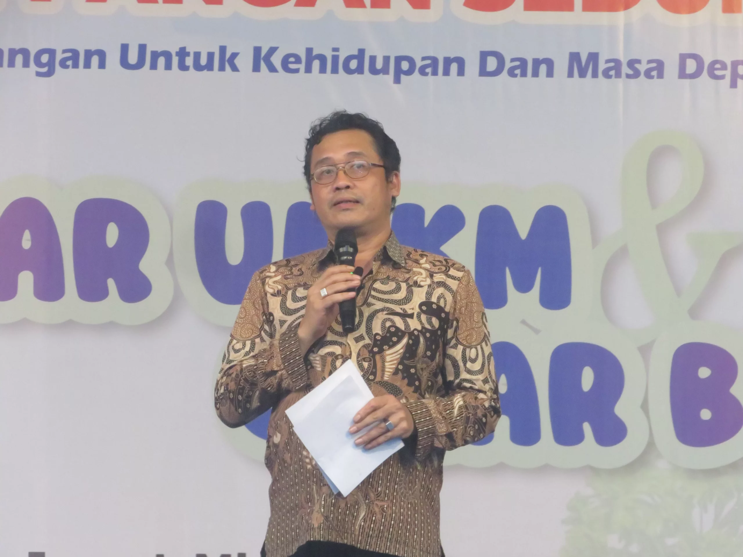 Momen Hari Pangan Sedunia di Kompleks Gereja Santo Antonius Padua Muntilan, Jumat, 17 Oktober 2025. Bupati Magelang Grengseng Pamuji memberikan sambutan/Ida Veronica/KOMSOS KEDU.