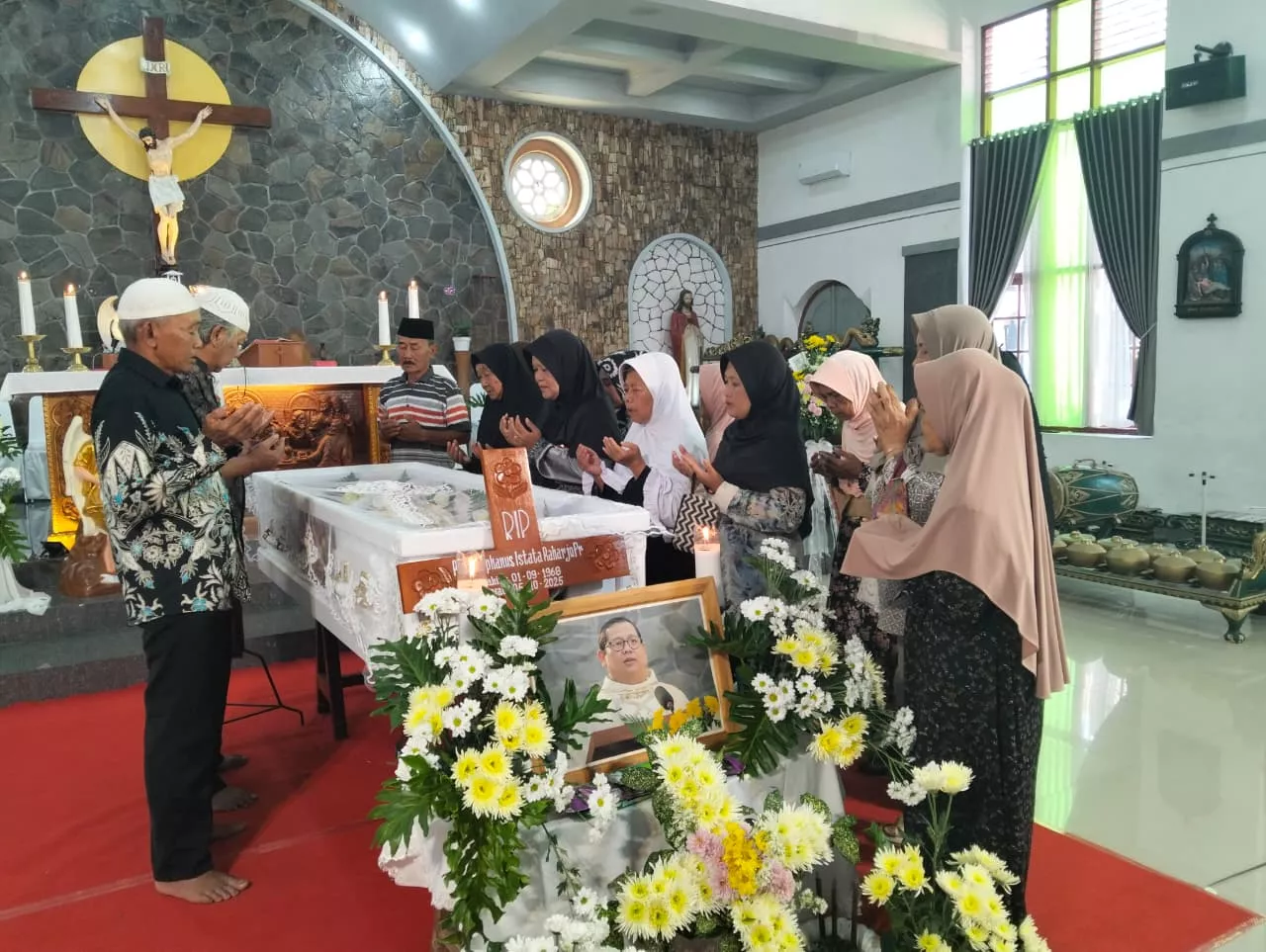 Pelayat umat Muslim mendoakan Romo Stephanus Istata Raharjo, Pr di Paroki Kristoforus Banyutemumpang, Senin, 6 Oktober 2025/Ida Veronika/KOMSOS KEDU