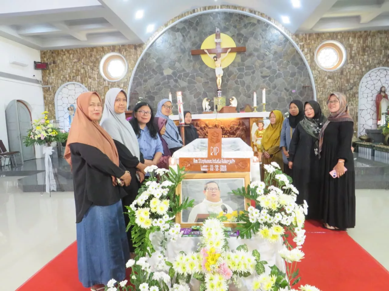 Pelayat berdatangan mendoakan Romo Stephanus Istata Raharja, Pr di Paroki Kristoforus Banyutemumpang, Senin, 6 Oktober 2025/Ida Veronika/KOMSOS KEDU