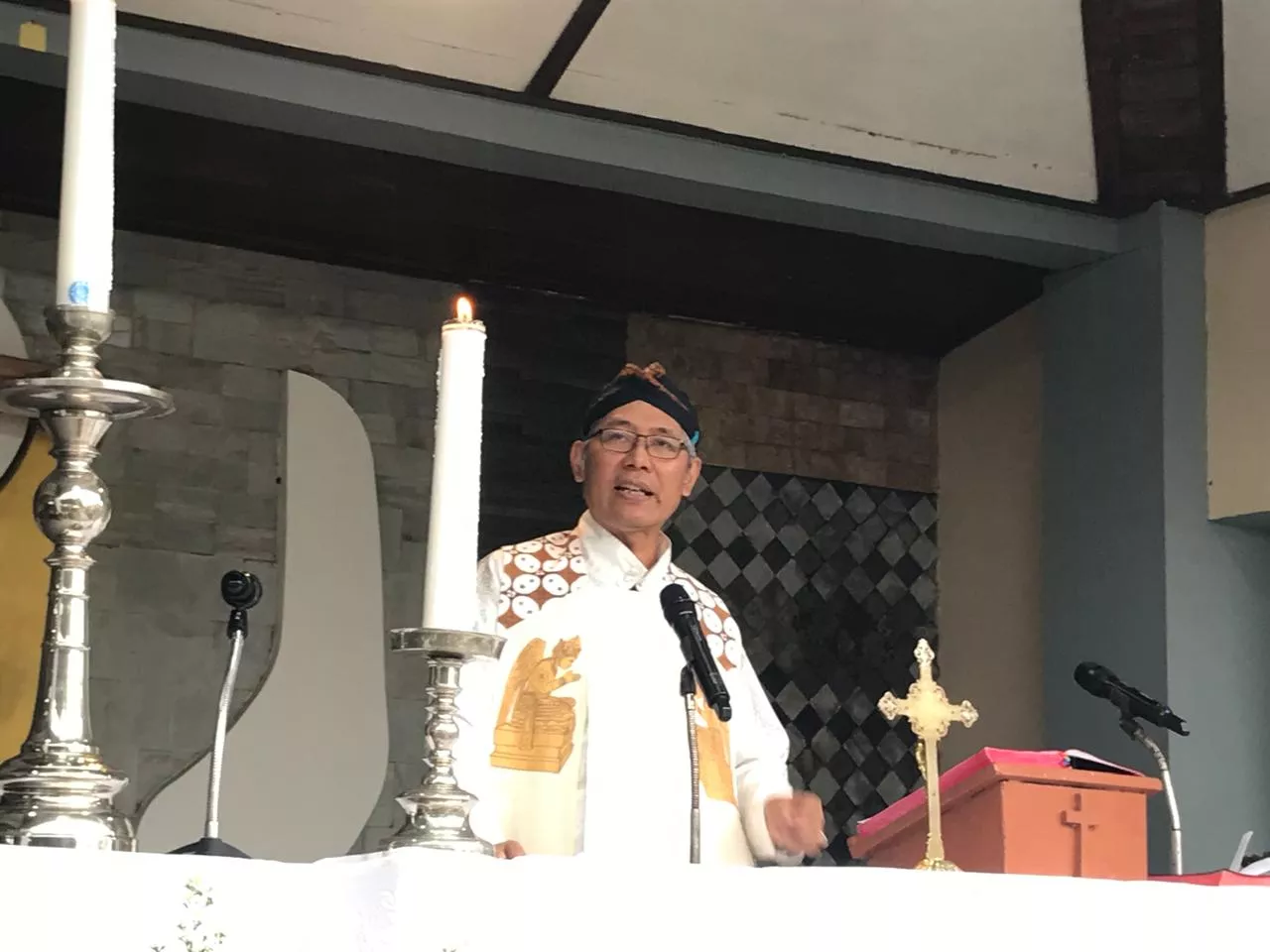 Vikjend Keuskupan Agung Semarang  Romo FX Sugiyono dalam  Momen Misa Syukur atas HUT ke-8 (Sewindu) Taman Doa Gantang dan Penutupan Novena ke-IX, Minggu 26 Oktober 2025 di Taman Doa Bunda Maria Ratuning Katentreman Lan Karaharjan Gantang Paroki St. Kristophorus Banyutemumpang/Harry Nug/Komsos Kedu.