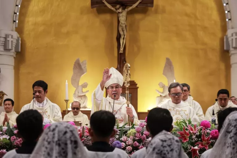 Dua Ribu Umat Kevikepan Semarang Terima Berkat Apostolik di Katedral Dua Ribu Umat Kevikepan Semarang Terima Berkat Apostolik di Katedral