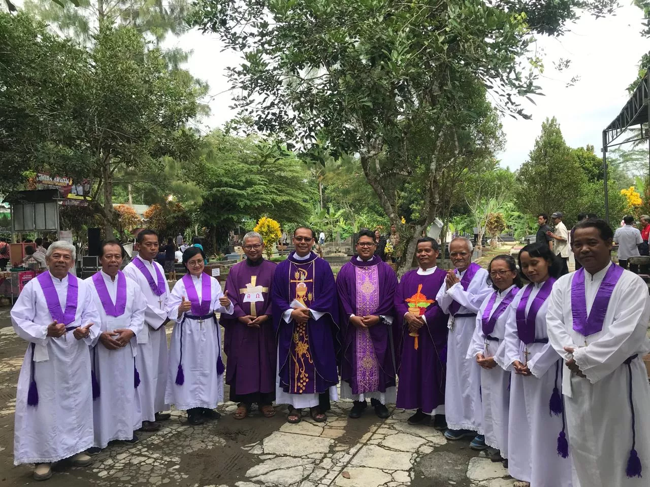 Momen Misa arwah untuk semua orang beriman, Minggu 2 November 2025 pagi di kompleks makam kerkof Mendut/Harry Nug/Komsos Kedu.