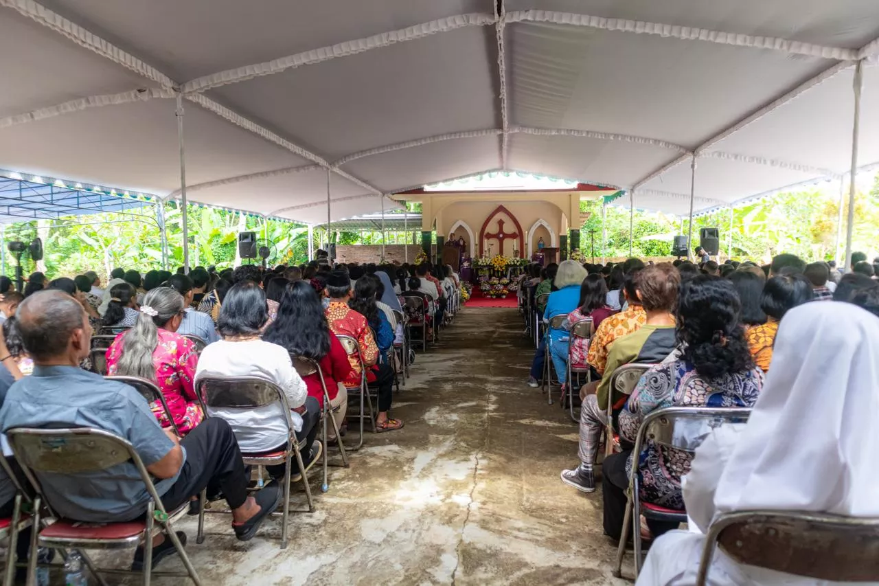 Momen Misa arwah untuk semua orang beriman, Minggu 2 November 2025 pagi di kompleks makam kerkof Mendut/Harry Nug/Komsos Kedu.