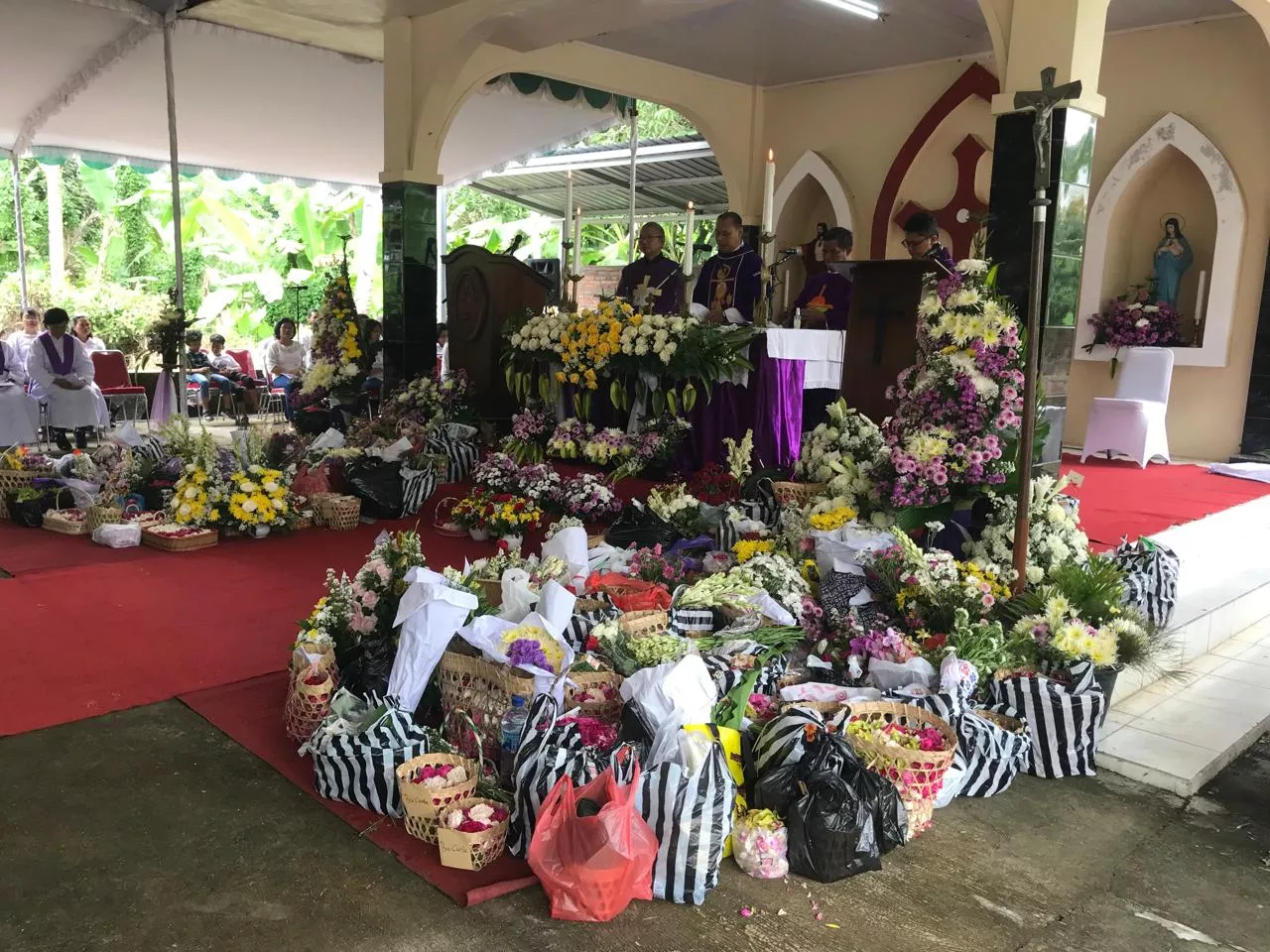 Momen Misa arwah untuk semua orang beriman, Minggu 2 November 2025 pagi di kompleks makam kerkof Mendut/Harry Nug/Komsos Kedu.