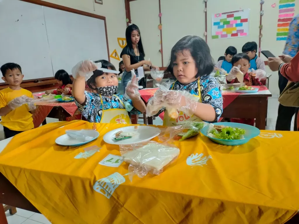 Sejumlah anak TK asyik menyusun beragam bahan pangan dalam lomba menghias bekal makanan sehat yang digelar di Open School 2025 SD Kanisius Pendowo, Kota Magelang yang digelar Kamis (20/11/2025)/Regina Rukmorini.