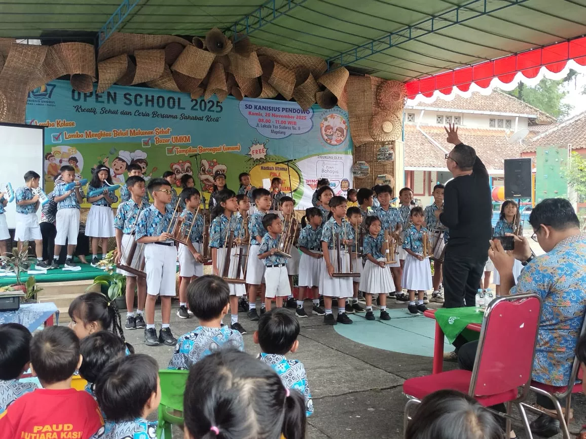 Permainan ansambel musik angklung membuka acara Open School 2025 SD Kanisius Pendowo Kota Magelang, Kamis (20/11/2025)/Regina Rukmorini.