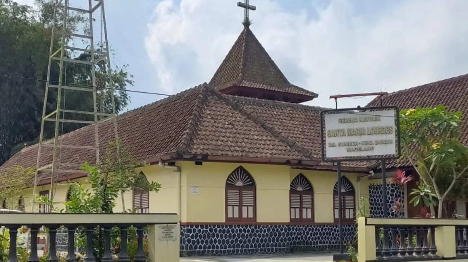 Foto Tampak Depan Paroki Santa Maria Lourdes Sumber/Veronica Ida/Komsos Kedu.