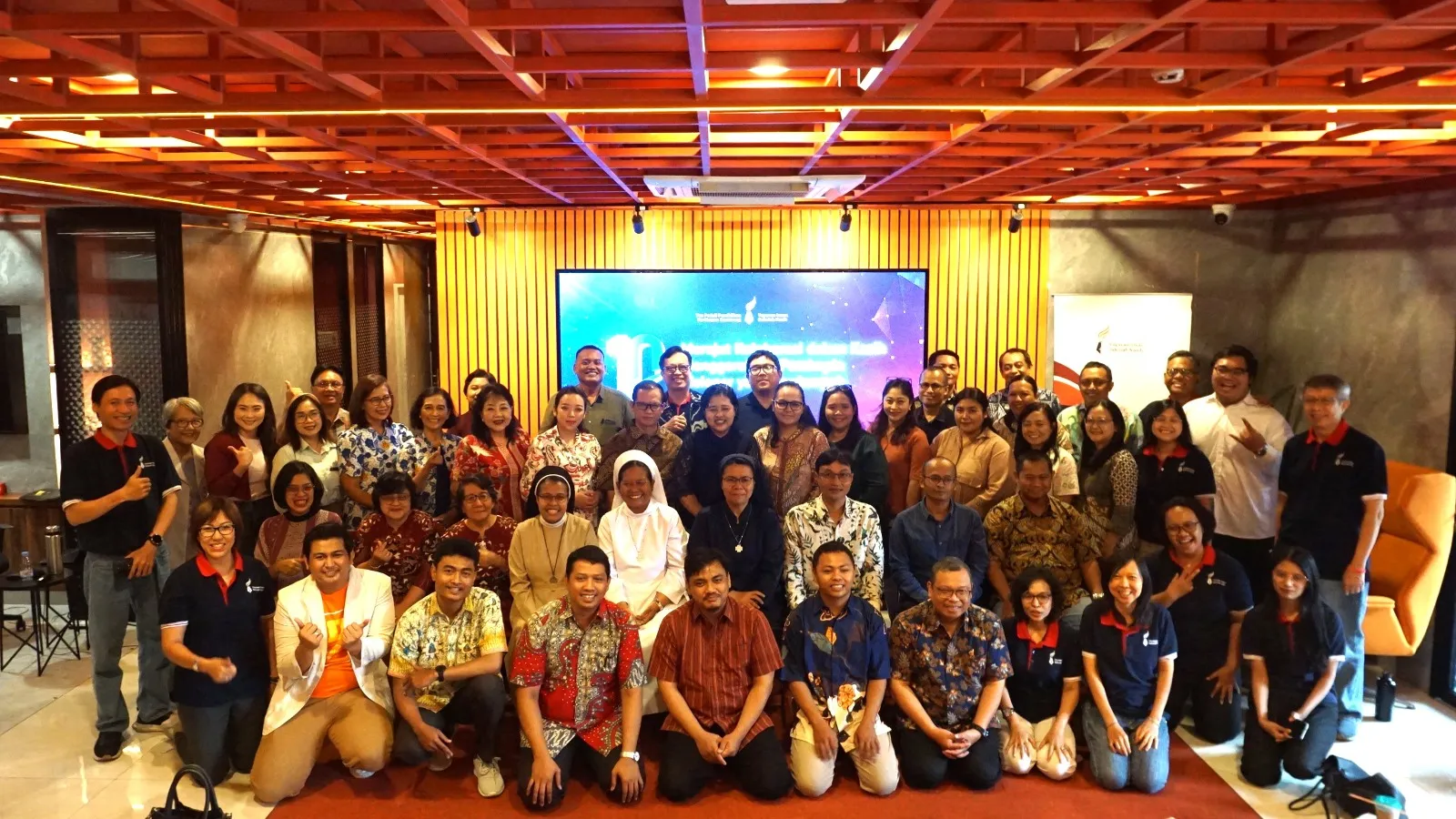 Dalam sukacita Satu Dekade YISK peserta berfoto bersama.