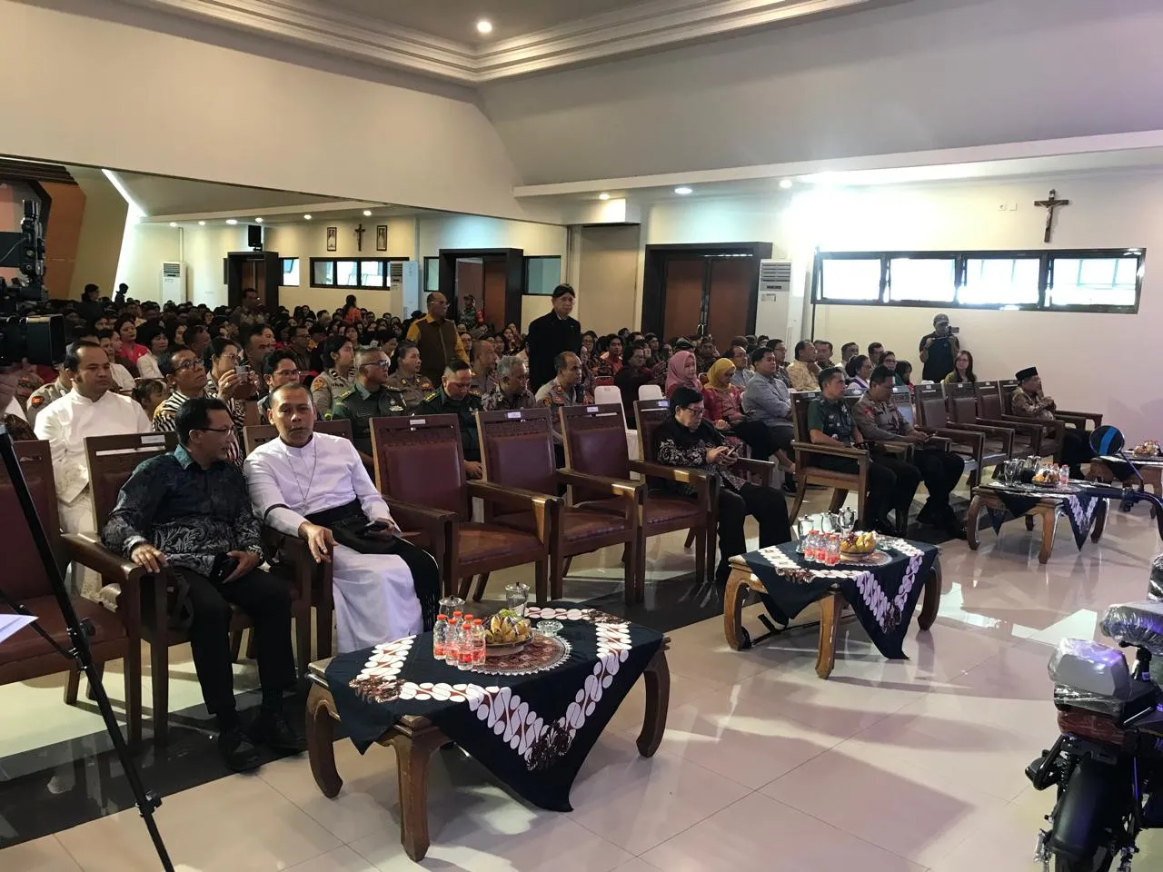 Suasana sebelum mulainya acara Natal bersama ASN TNI POLRI BUMN BUMD se-Kabupaten Magelang Kamis, 8 Januari 2026 di PPSM/Harry Nug/Komsos Kedu.