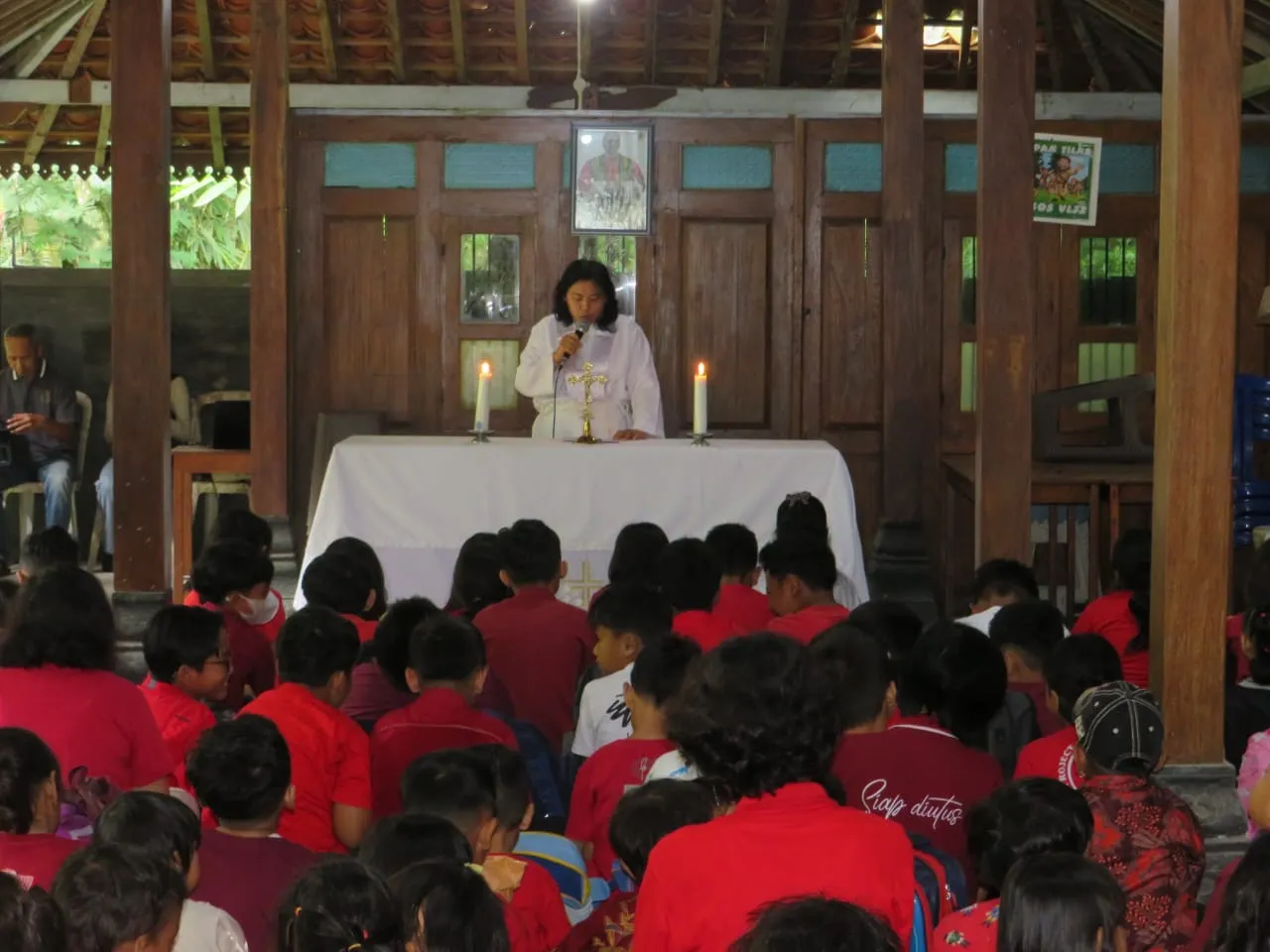 Momen aksi Natal anak-anak siswa dari SD Kanisius Sumberrejo 2 dan TK Santo Yusuf Mertoyudan menanam  pohon di Taman Doa Imatuka Jumat, 9 Januari 2026 . (Veronika Ida/Komsos Kedu).